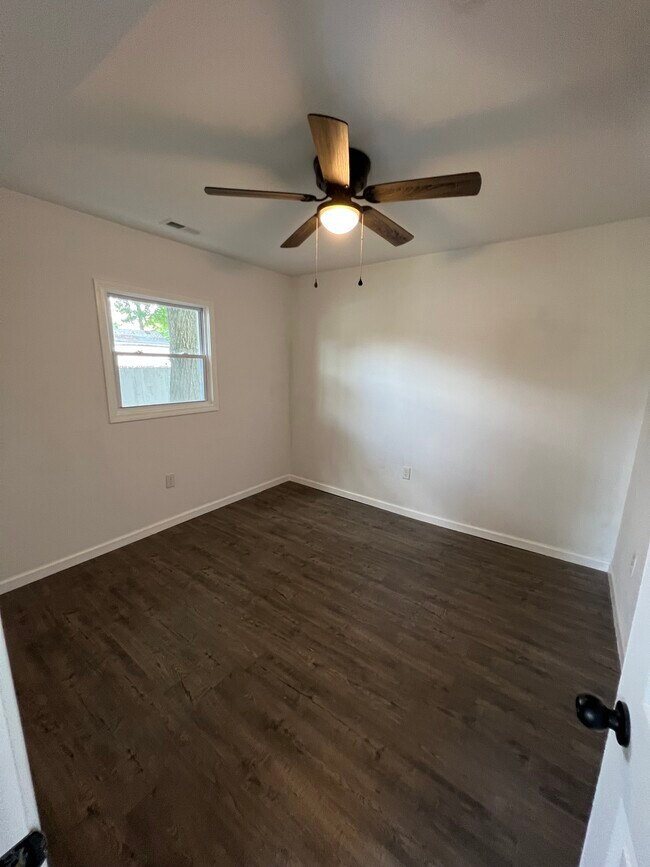 Building Photo - 5300 Iroquois Ct