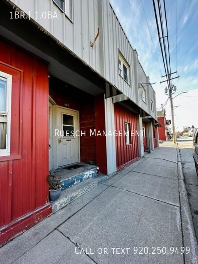 Building Photo - Recently Renovated 1 Bedroom 1 Bath Upper ...