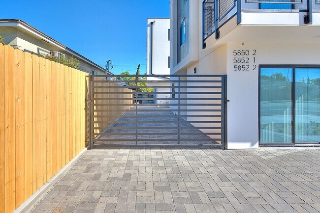 Building Photo - 5850 Vineland Ave