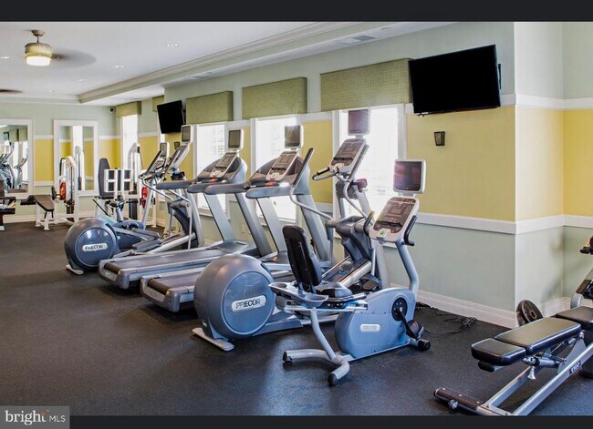 Building Photo - 1118 Halifax Pl