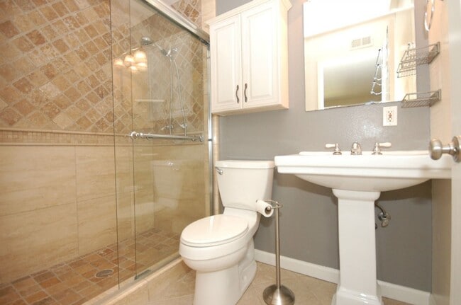 Building Photo - Beautiful Bright 3BR/2.5BA Condo in Tanglewood!!