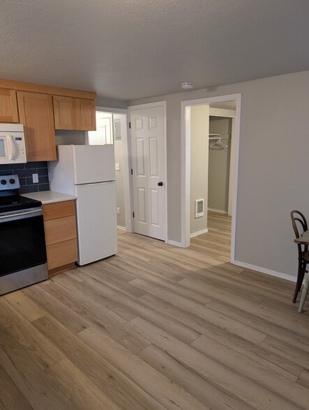 Dining/living room space. - 251 NW Connell Ave