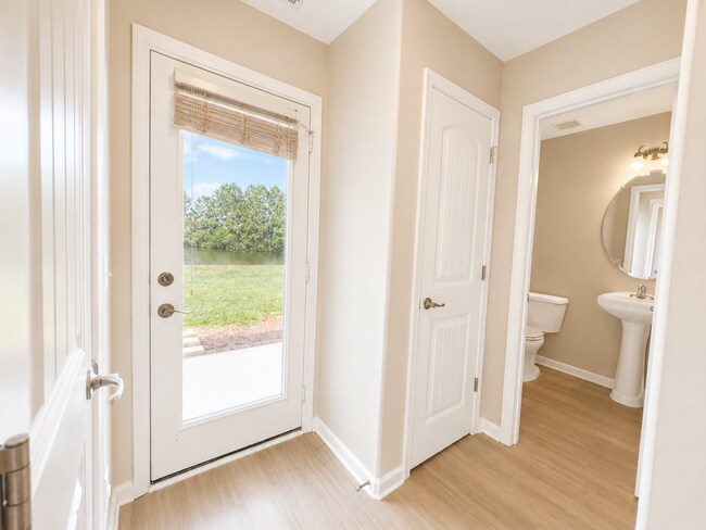 Building Photo - 2 bedroom 2.5 bath townhome in Spring Lakes