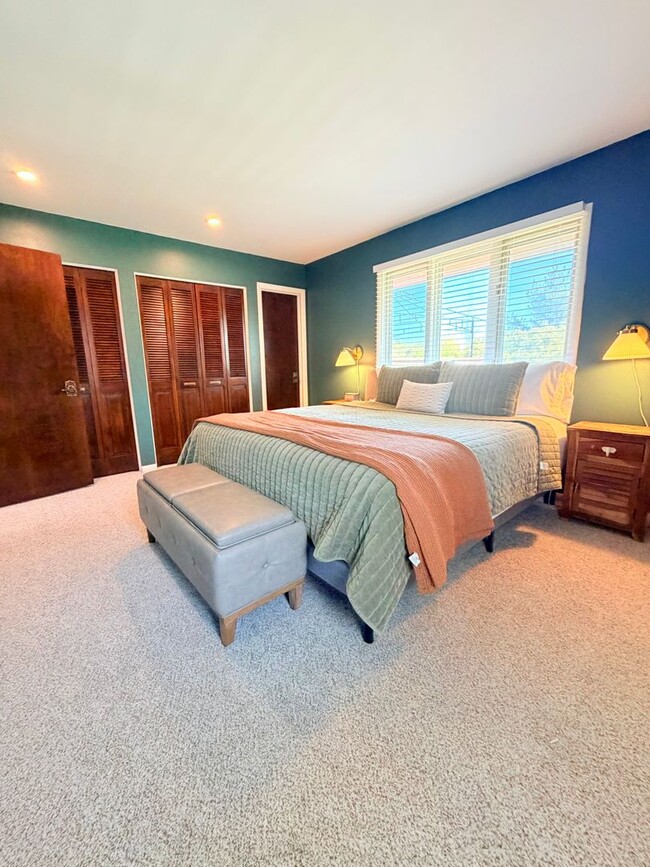 Building Photo - Beautiful Spacious Fox Farm Home