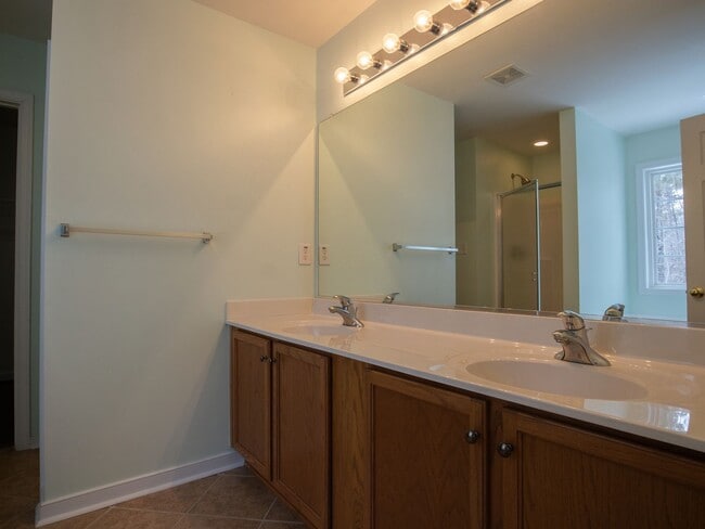 Building Photo - 4 bed townhouse available now!