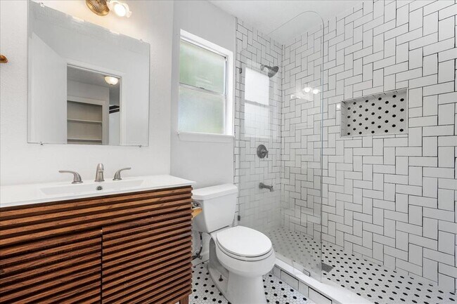 Building Photo - 7505 Shadywood Dr
