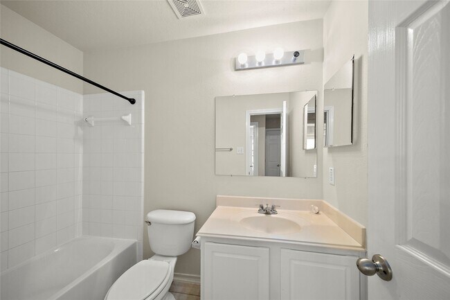 Building Photo - 25238 Finchgrove Ln