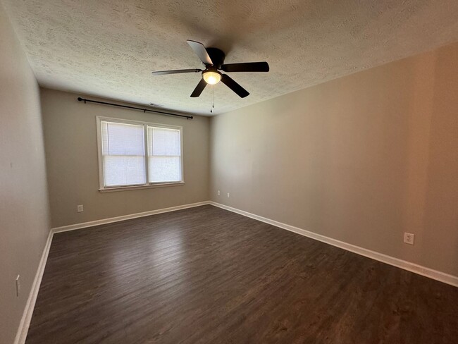 Building Photo - Charming 3 Bed, 2 Bath Home in Gated Commu...