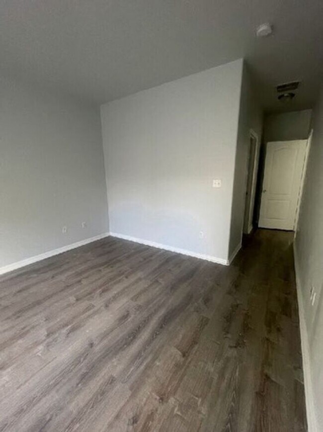 Building Photo - Beautiful Townhouse 3Beds / 2 and Half Bath