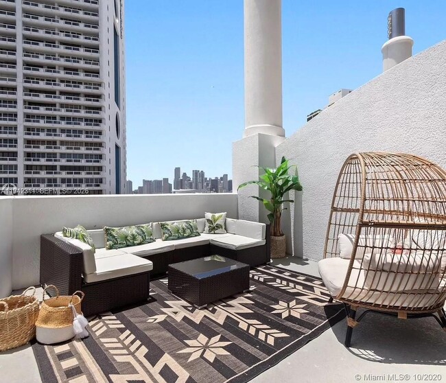 Building Photo - 1750 N Bayshore Dr