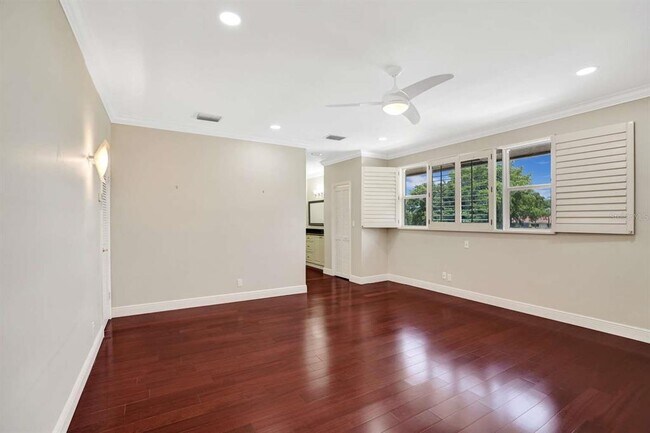 Building Photo - 2527 Lakes Dr