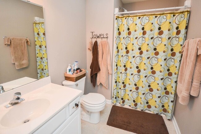 Building Photo - Private End-Unit Townhome with Walkout Basement