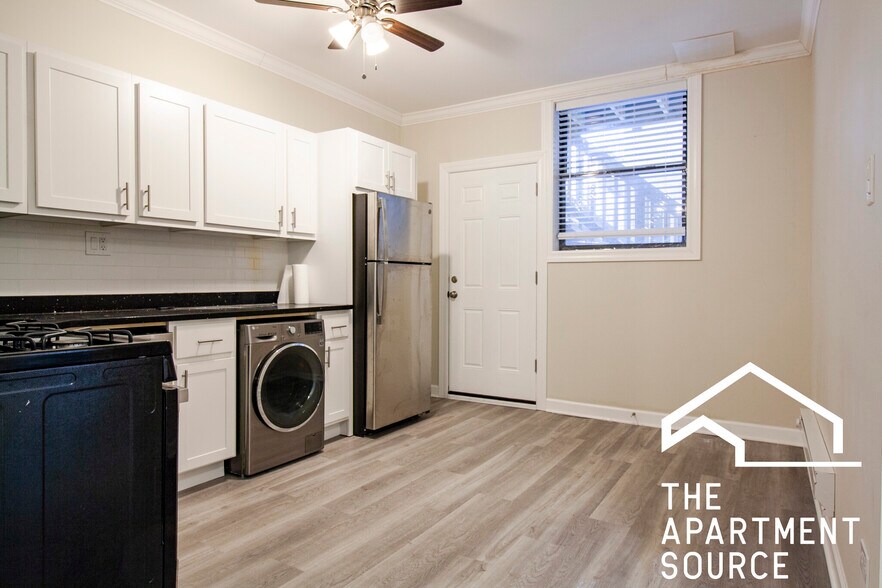 Building Photo - 730 W Roscoe St