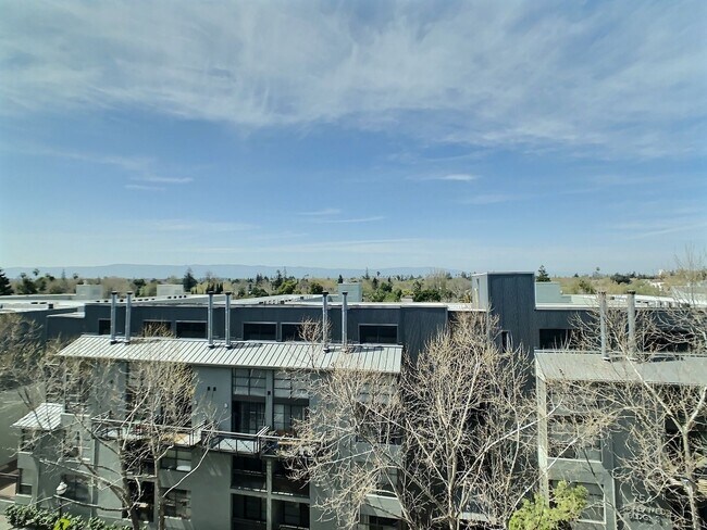 Building Photo - Top-Floor Sunset Facing 2 Bedroom Condo Fo...