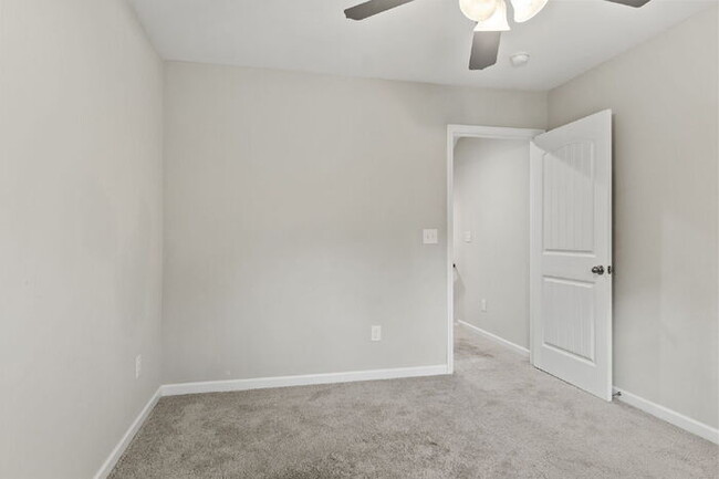 Building Photo - Simpsonville 3BR/2.5BA with Granite, Garag...