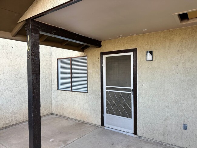 Building Photo - Conveniently located 2 bedroom, 2 bath!!