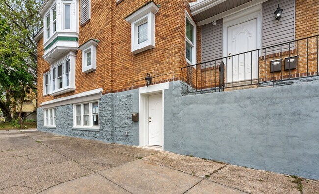 Building Photo - 1863 W Nedro Ave