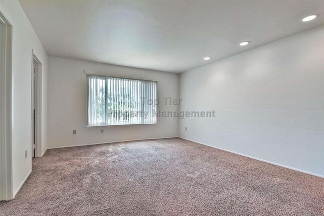 Building Photo - ***Beautiful 6 bed / 3 bath / 2,113 sqft H...