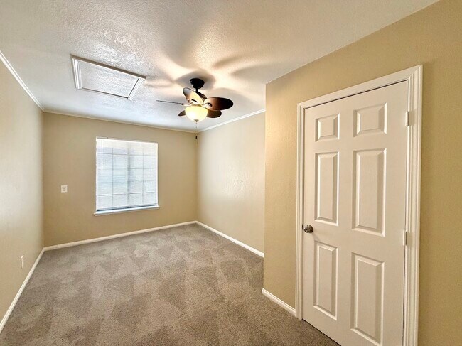 Building Photo - 7742 Oxford Ave