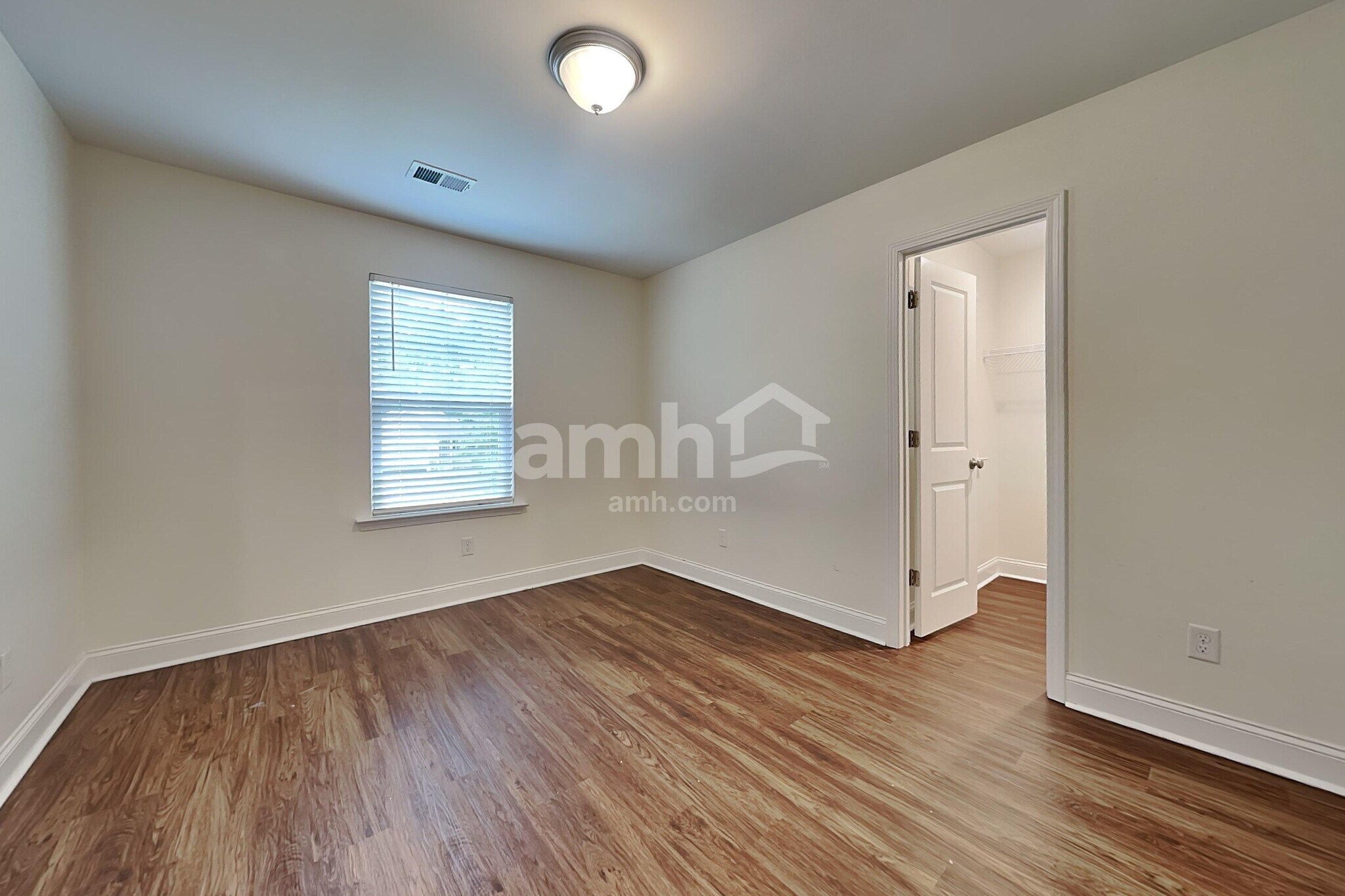 Building Photo - 218 Swan Dr