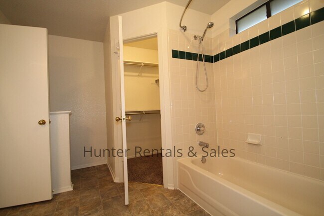 Building Photo - 4604 Fieldcrest Dr