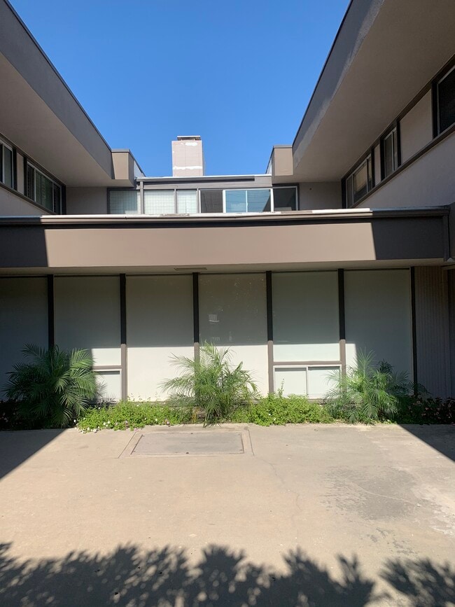 Recreation Room Below Unit - 2940 W Carson St