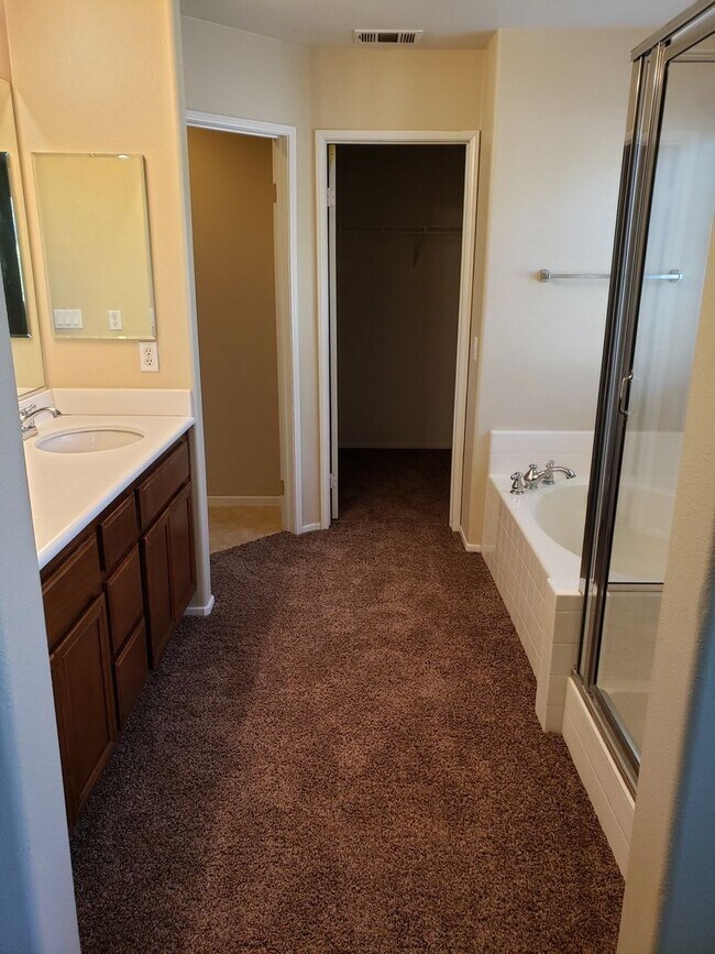 Building Photo - 4 Bedroom 2.75 Bathroom House