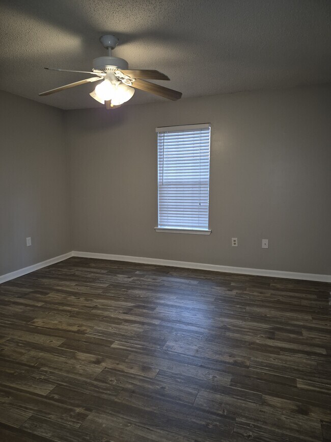 Building Photo - 2092 S Sherwood Dr