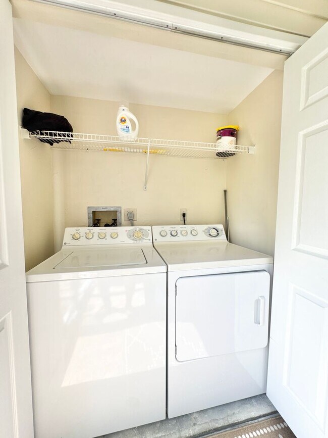 Building Photo - ** KINGS LAKE ** 2 BED / 2 BATH - CONDO - ...