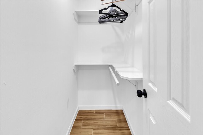 Building Photo - 5815 Schevers St