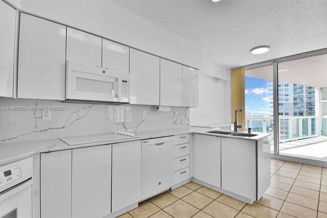 Building Photo - 3370 Hidden Bay Dr