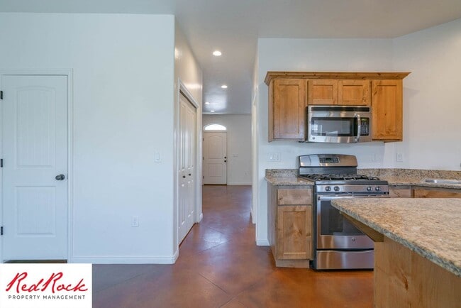 Building Photo - 3 Bedroom & 2.5 Bathroom & Dog Friendly!