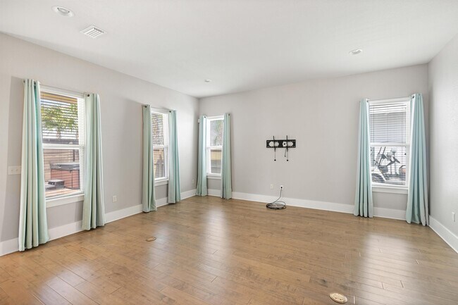 Building Photo - 56 Penelope St