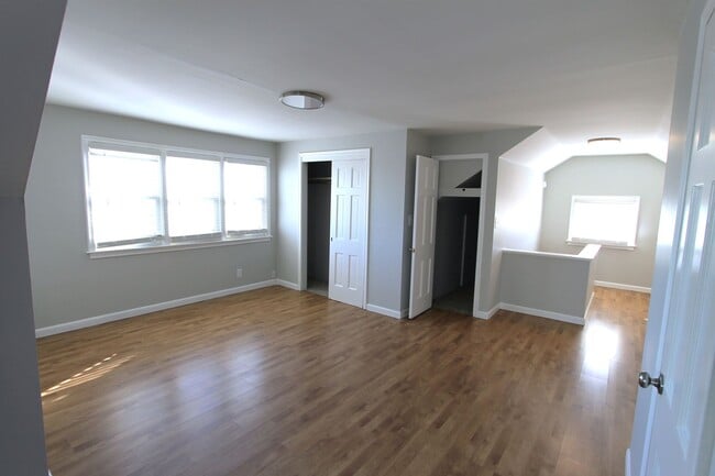 Building Photo - Spacious 3 bedroom 1.5 bathroom home with ...