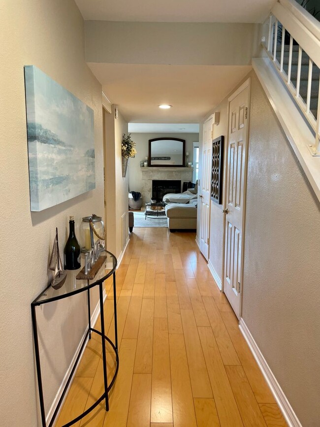 Building Photo - Spacious 3 Bedroom 2.5 Bath Townhouse in C...