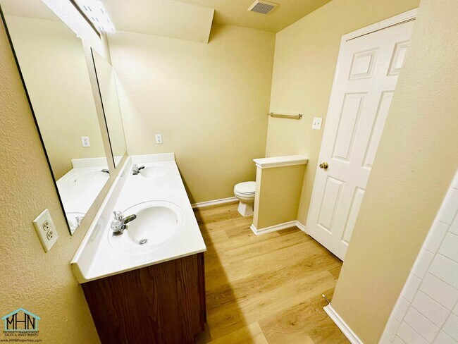 Building Photo - Big & Beautiful 5 bed/3.5 bath 2 Story hom...