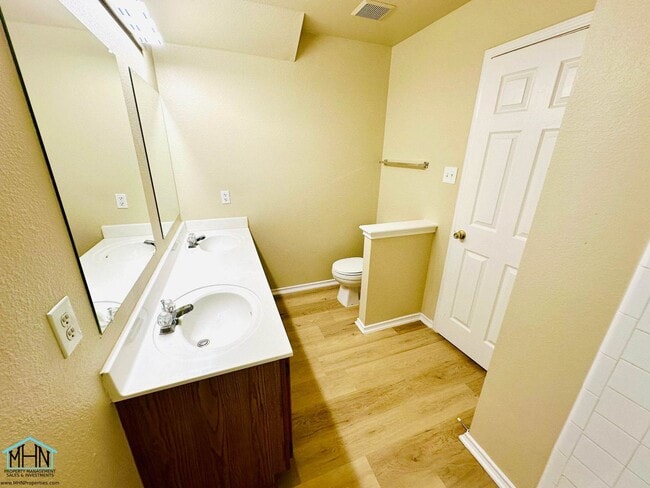 Building Photo - Big & Beautiful 5 bed/3.5 bath 2 Story home that's conveniently located to Randolph AFB