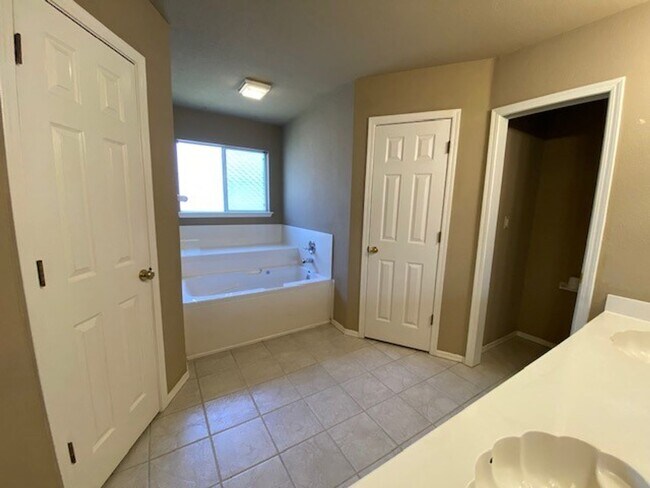 Building Photo - AVAILABLE NOW!! Corner lot 3-Bed, 2-Bath, ...