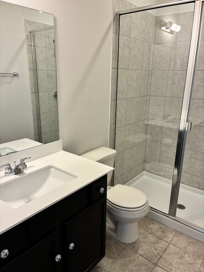 Building Photo - Elegant 6 BR 5 BA Home with Modern Amenities