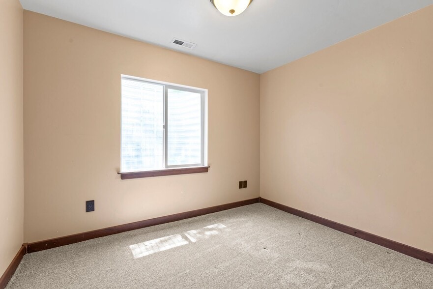 Building Photo - 231 E Sunshine Dr