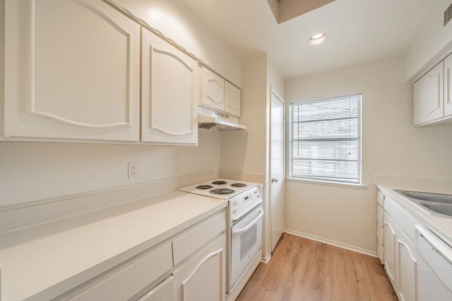 Building Photo - Updated Two Bedroom and One and Half Bathrooms apartment upstairs in the Cultural District!