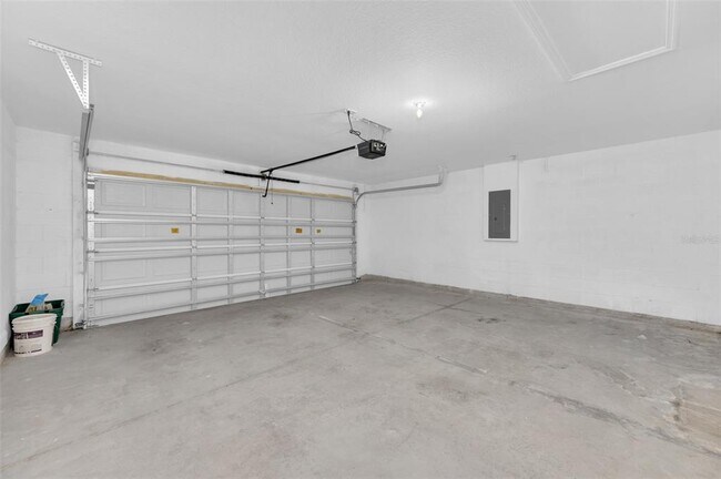 Building Photo - 2036 Hillview Cir
