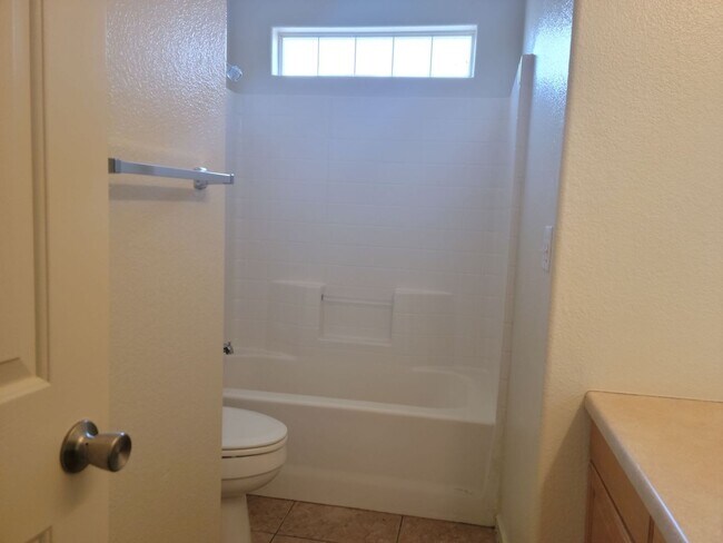 Building Photo - Single Story 3-Bedroom