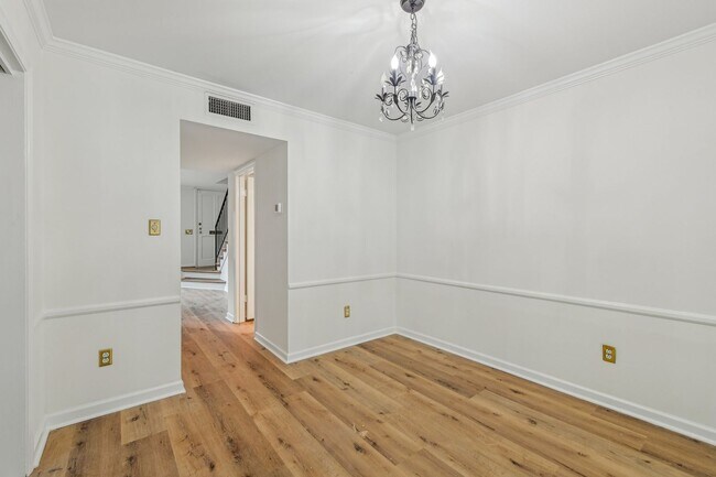 Building Photo - Updated 2BR/2.5BA Townhome in Gated West B...