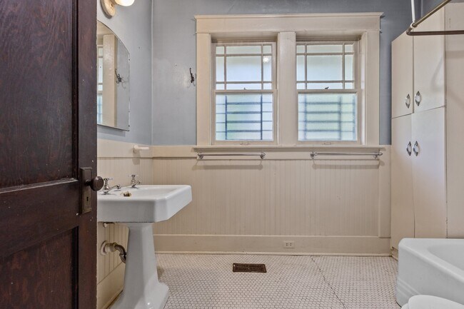 Building Photo - 1720 W 24th St