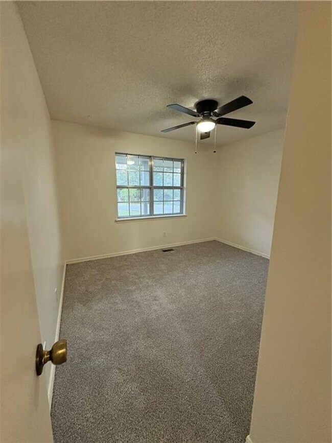 Building Photo - Spacious 4 bedroom, 2.5  bath house near B...