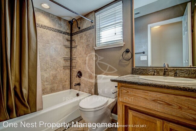 Building Photo - 3 br, 2.5 bath House - 4947 Hemlock Street