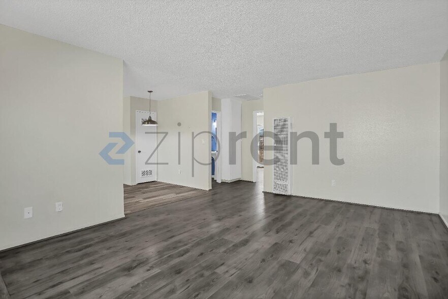 Building Photo - Unit C