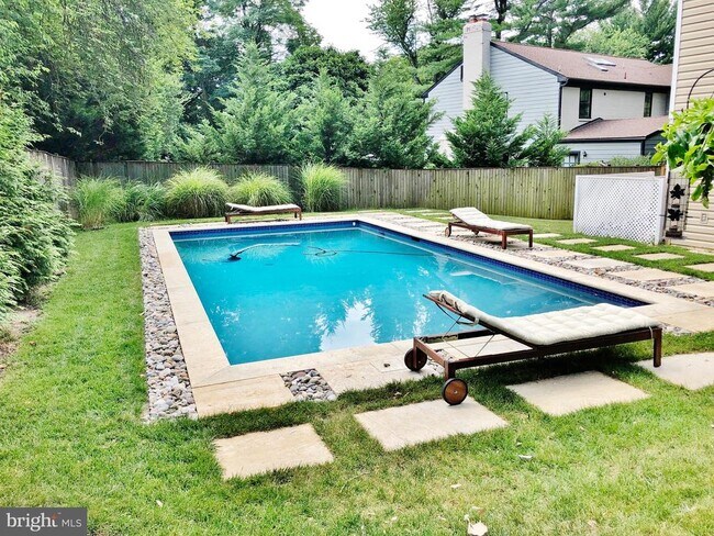 Building Photo - 10309 Bells Mill Terrace