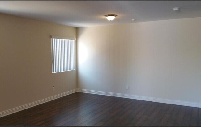 Building Photo - 33(1230)